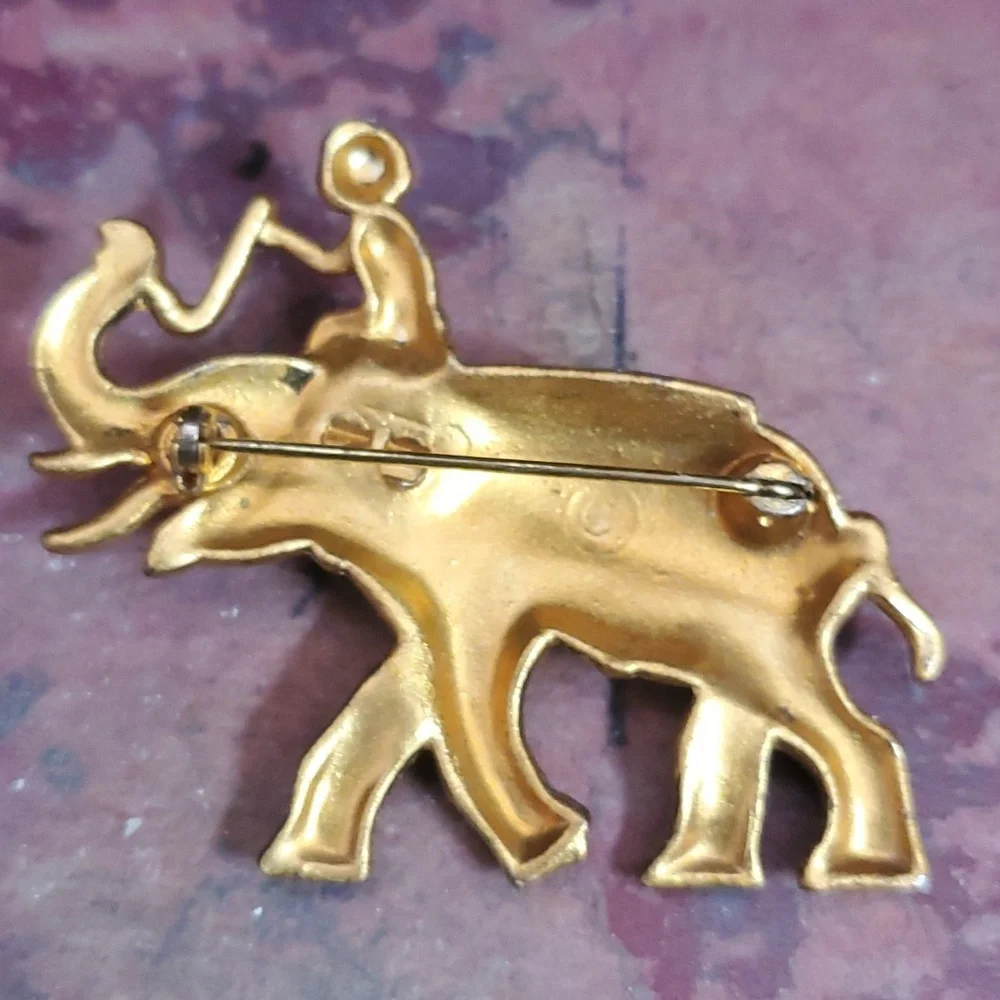 Large vintage elephant brooch DY876